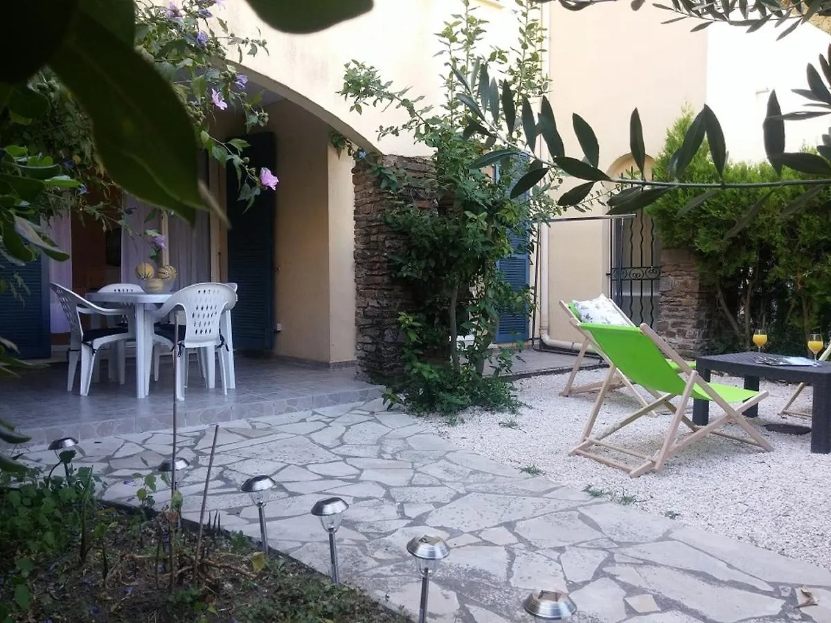 Pleasant T3 with Garden: Centrally Located Near Beaches Cavalaire-sur-Mer Apartment