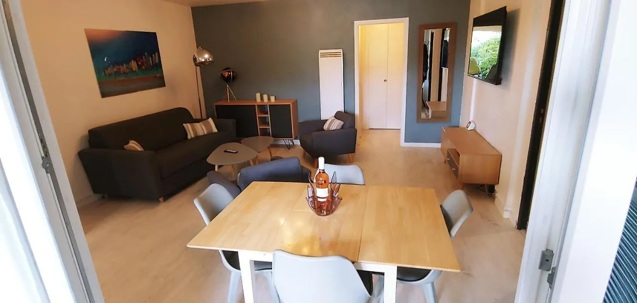 Pleasant T3 with Garden: Centrally Located Near Beaches Cavalaire-sur-Mer Apartment